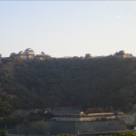 朝日に照らされる松山城