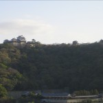 朝日を浴びる松山城